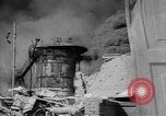 Standbild Ploiesti brennen nach dem Bombenangriff in Zweiten Weltkrieg Ploesti Rumänien, 1944, aus Sekunde 43 historischem Filmmaterial Videoclip 65675054529