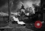 Standbild Ploiesti brennen nach dem Bombenangriff in Zweiten Weltkrieg Ploesti Rumänien, 1944, aus Sekunde 44 historischem Filmmaterial Videoclip 65675054529