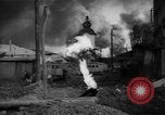 Standbild Ploiesti brennen nach dem Bombenangriff in Zweiten Weltkrieg Ploesti Rumänien, 1944, aus Sekunde 45 historischem Filmmaterial Videoclip 65675054529