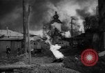 Standbild Ploiesti brennen nach dem Bombenangriff in Zweiten Weltkrieg Ploesti Rumänien, 1944, aus Sekunde 46 historischem Filmmaterial Videoclip 65675054529