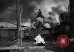 Standbild Ploiesti brennen nach dem Bombenangriff in Zweiten Weltkrieg Ploesti Rumänien, 1944, aus Sekunde 49 historischem Filmmaterial Videoclip 65675054529