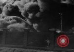 Standbild Ploiesti brennen nach dem Bombenangriff in Zweiten Weltkrieg Ploesti Rumänien, 1944, aus Sekunde 50 historischem Filmmaterial Videoclip 65675054529