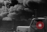Standbild Ploiesti brennen nach dem Bombenangriff in Zweiten Weltkrieg Ploesti Rumänien, 1944, aus Sekunde 51 historischem Filmmaterial Videoclip 65675054529