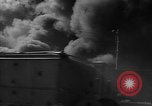 Standbild Ploiesti brennen nach dem Bombenangriff in Zweiten Weltkrieg Ploesti Rumänien, 1944, aus Sekunde 52 historischem Filmmaterial Videoclip 65675054529