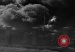 Standbild Ploiesti brennen nach dem Bombenangriff in Zweiten Weltkrieg Ploesti Rumänien, 1944, aus Sekunde 53 historischem Filmmaterial Videoclip 65675054529