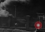 Standbild Ploiesti brennen nach dem Bombenangriff in Zweiten Weltkrieg Ploesti Rumänien, 1944, aus Sekunde 54 historischem Filmmaterial Videoclip 65675054529