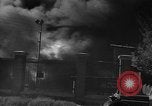 Standbild Ploiesti brennen nach dem Bombenangriff in Zweiten Weltkrieg Ploesti Rumänien, 1944, aus Sekunde 55 historischem Filmmaterial Videoclip 65675054529