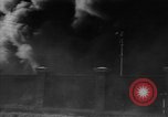 Standbild Ploiesti brennen nach dem Bombenangriff in Zweiten Weltkrieg Ploesti Rumänien, 1944, aus Sekunde 58 historischem Filmmaterial Videoclip 65675054529