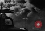 Standbild Ploiesti brennen nach dem Bombenangriff in Zweiten Weltkrieg Ploesti Rumänien, 1944, aus Sekunde 59 historischem Filmmaterial Videoclip 65675054529