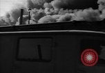 Standbild Ploiesti brennen nach dem Bombenangriff in Zweiten Weltkrieg Ploesti Rumänien, 1944, aus Sekunde 60 historischem Filmmaterial Videoclip 65675054529