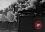 Standbild Ploiesti brennen nach dem Bombenangriff in Zweiten Weltkrieg Ploesti Rumänien, 1944, aus Sekunde 61 historischem Filmmaterial Videoclip 65675054529