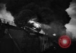 Standbild Ploiesti brennen nach dem Bombenangriff in Zweiten Weltkrieg Ploesti Rumänien, 1944, aus Sekunde 62 historischem Filmmaterial Videoclip 65675054529