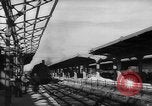 Image Travailleurs commencer la réparation et le nettoyage des installations ferroviaires Ploesti Ploesti Roumanie, 1944, de la seconde 6 séquences d'archives historiques vidéo 65675054532