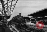Image Travailleurs commencer la réparation et le nettoyage des installations ferroviaires Ploesti Ploesti Roumanie, 1944, de la seconde 13 séquences d'archives historiques vidéo 65675054532