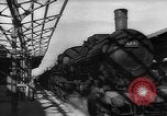 Image Travailleurs commencer la réparation et le nettoyage des installations ferroviaires Ploesti Ploesti Roumanie, 1944, de la seconde 16 séquences d'archives historiques vidéo 65675054532