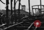 Image Travailleurs commencer la réparation et le nettoyage des installations ferroviaires Ploesti Ploesti Roumanie, 1944, de la seconde 31 séquences d'archives historiques vidéo 65675054532