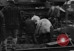 Image Travailleurs commencer la réparation et le nettoyage des installations ferroviaires Ploesti Ploesti Roumanie, 1944, de la seconde 32 séquences d'archives historiques vidéo 65675054532