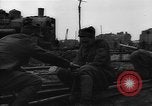 Image Travailleurs commencer la réparation et le nettoyage des installations ferroviaires Ploesti Ploesti Roumanie, 1944, de la seconde 36 séquences d'archives historiques vidéo 65675054532