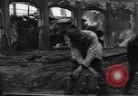 Image Travailleurs commencer la réparation et le nettoyage des installations ferroviaires Ploesti Ploesti Roumanie, 1944, de la seconde 39 séquences d'archives historiques vidéo 65675054532