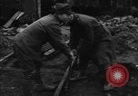Image Travailleurs commencer la réparation et le nettoyage des installations ferroviaires Ploesti Ploesti Roumanie, 1944, de la seconde 40 séquences d'archives historiques vidéo 65675054532