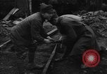 Image Travailleurs commencer la réparation et le nettoyage des installations ferroviaires Ploesti Ploesti Roumanie, 1944, de la seconde 41 séquences d'archives historiques vidéo 65675054532
