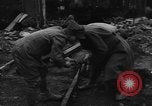 Image Travailleurs commencer la réparation et le nettoyage des installations ferroviaires Ploesti Ploesti Roumanie, 1944, de la seconde 42 séquences d'archives historiques vidéo 65675054532