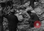 Image Travailleurs commencer la réparation et le nettoyage des installations ferroviaires Ploesti Ploesti Roumanie, 1944, de la seconde 43 séquences d'archives historiques vidéo 65675054532