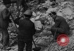 Image Travailleurs commencer la réparation et le nettoyage des installations ferroviaires Ploesti Ploesti Roumanie, 1944, de la seconde 44 séquences d'archives historiques vidéo 65675054532