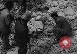 Image Travailleurs commencer la réparation et le nettoyage des installations ferroviaires Ploesti Ploesti Roumanie, 1944, de la seconde 46 séquences d'archives historiques vidéo 65675054532