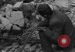 Image Travailleurs commencer la réparation et le nettoyage des installations ferroviaires Ploesti Ploesti Roumanie, 1944, de la seconde 47 séquences d'archives historiques vidéo 65675054532