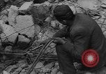 Image Travailleurs commencer la réparation et le nettoyage des installations ferroviaires Ploesti Ploesti Roumanie, 1944, de la seconde 48 séquences d'archives historiques vidéo 65675054532