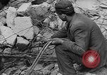 Image Travailleurs commencer la réparation et le nettoyage des installations ferroviaires Ploesti Ploesti Roumanie, 1944, de la seconde 52 séquences d'archives historiques vidéo 65675054532