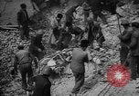 Image Travailleurs commencer la réparation et le nettoyage des installations ferroviaires Ploesti Ploesti Roumanie, 1944, de la seconde 53 séquences d'archives historiques vidéo 65675054532