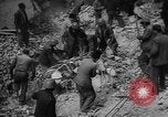 Image Travailleurs commencer la réparation et le nettoyage des installations ferroviaires Ploesti Ploesti Roumanie, 1944, de la seconde 54 séquences d'archives historiques vidéo 65675054532