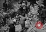 Image Travailleurs commencer la réparation et le nettoyage des installations ferroviaires Ploesti Ploesti Roumanie, 1944, de la seconde 55 séquences d'archives historiques vidéo 65675054532