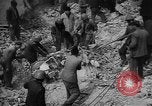 Image Travailleurs commencer la réparation et le nettoyage des installations ferroviaires Ploesti Ploesti Roumanie, 1944, de la seconde 56 séquences d'archives historiques vidéo 65675054532