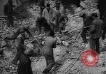 Image Travailleurs commencer la réparation et le nettoyage des installations ferroviaires Ploesti Ploesti Roumanie, 1944, de la seconde 57 séquences d'archives historiques vidéo 65675054532