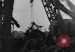 Image Travailleurs commencer la réparation et le nettoyage des installations ferroviaires Ploesti Ploesti Roumanie, 1944, de la seconde 58 séquences d'archives historiques vidéo 65675054532