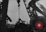 Image Travailleurs commencer la réparation et le nettoyage des installations ferroviaires Ploesti Ploesti Roumanie, 1944, de la seconde 59 séquences d'archives historiques vidéo 65675054532