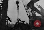 Image Travailleurs commencer la réparation et le nettoyage des installations ferroviaires Ploesti Ploesti Roumanie, 1944, de la seconde 60 séquences d'archives historiques vidéo 65675054532