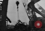 Image Travailleurs commencer la réparation et le nettoyage des installations ferroviaires Ploesti Ploesti Roumanie, 1944, de la seconde 61 séquences d'archives historiques vidéo 65675054532