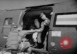 Standbild sky divers Fort Bragg North Carolina USA, 1960, aus Sekunde 6 historischem Filmmaterial Videoclip 65675054567