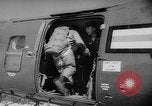 Standbild sky divers Fort Bragg North Carolina USA, 1960, aus Sekunde 7 historischem Filmmaterial Videoclip 65675054567