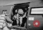 Standbild sky divers Fort Bragg North Carolina USA, 1960, aus Sekunde 8 historischem Filmmaterial Videoclip 65675054567