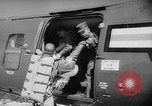 Standbild sky divers Fort Bragg North Carolina USA, 1960, aus Sekunde 9 historischem Filmmaterial Videoclip 65675054567