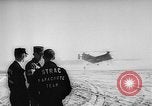 Standbild sky divers Fort Bragg North Carolina USA, 1960, aus Sekunde 10 historischem Filmmaterial Videoclip 65675054567