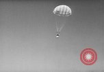 Standbild sky divers Fort Bragg North Carolina USA, 1960, aus Sekunde 29 historischem Filmmaterial Videoclip 65675054567