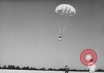 Standbild sky divers Fort Bragg North Carolina USA, 1960, aus Sekunde 30 historischem Filmmaterial Videoclip 65675054567