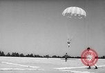 Standbild sky divers Fort Bragg North Carolina USA, 1960, aus Sekunde 31 historischem Filmmaterial Videoclip 65675054567