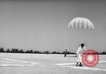 Standbild sky divers Fort Bragg North Carolina USA, 1960, aus Sekunde 32 historischem Filmmaterial Videoclip 65675054567